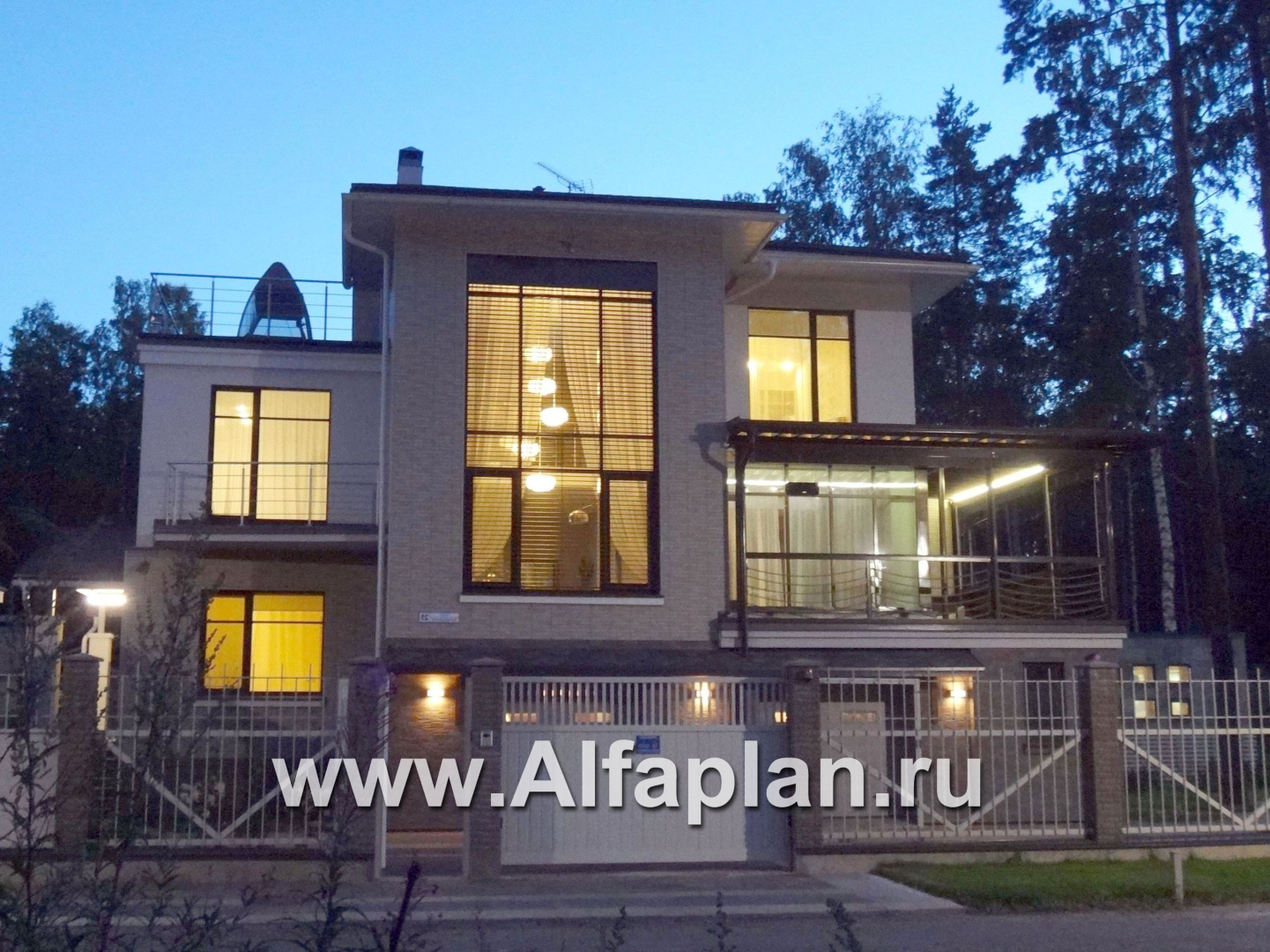 Проекты домов Альфаплан - «Три семерки» - трехэтажный загородный особняк, современный дизайн дома - основное изображение
